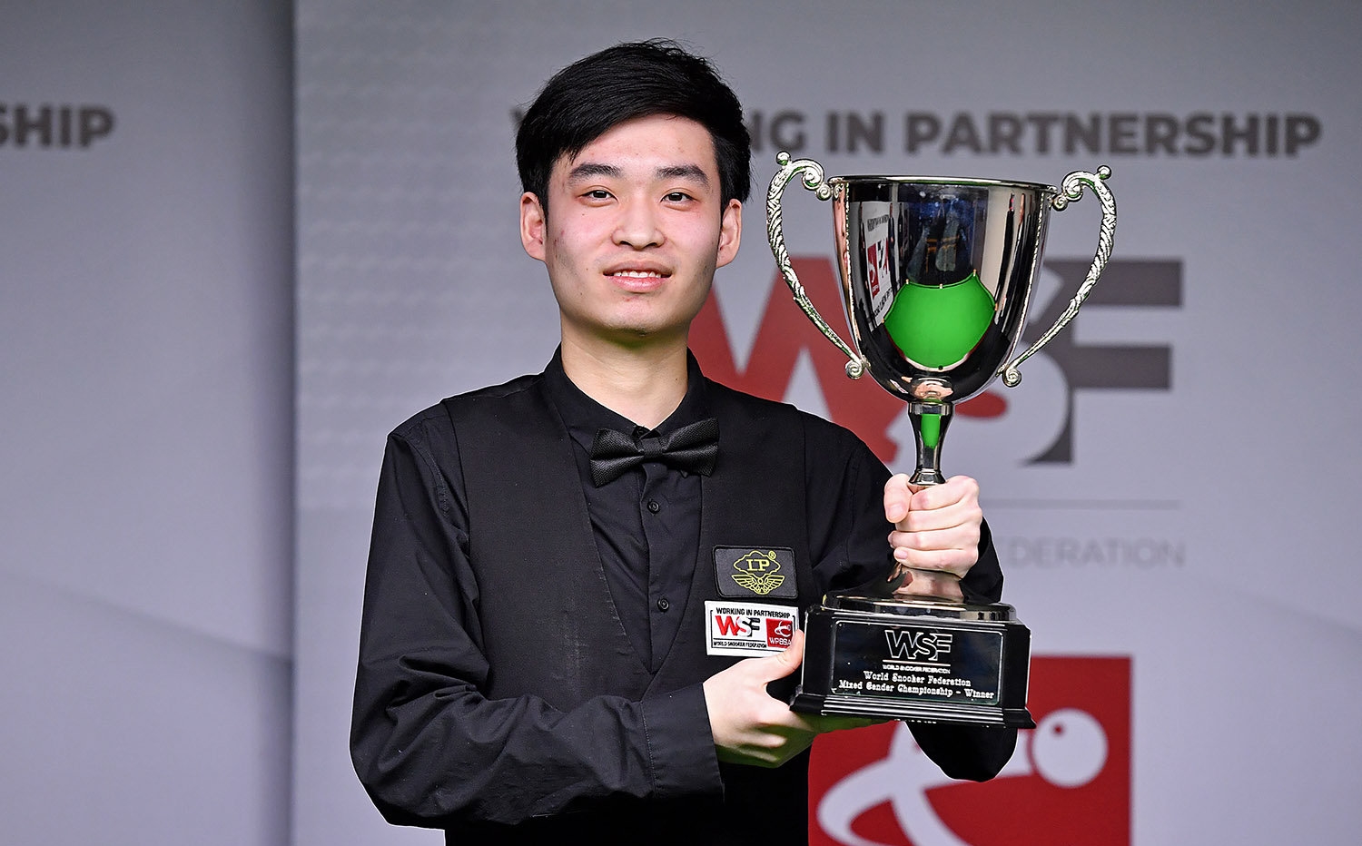 通过与男足 通过与男足